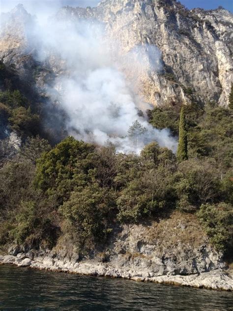 Incendio Tra Gardesana E Ponale Sul Posto Decine Di Vigili Del Fuoco