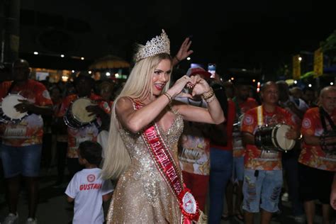 Thalita Zampirolli é coroada rainha de bateria da Unidos de Padre