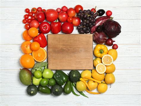 Marco Del Arco Iris Hecho De Frutas Y Verduras Frescas Foto De Archivo