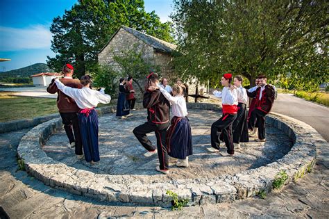 Nijemo Kolo Tradicionalni Ples U Hrvatskoj Croatia Hr