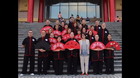 Tai Chi Con Abanico En Taiw N Con La Maestra Eva Caimari Y Sus Alumnos