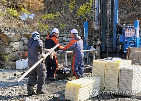 봉화 광산 매몰사고계속되는 시추 작업 연합뉴스