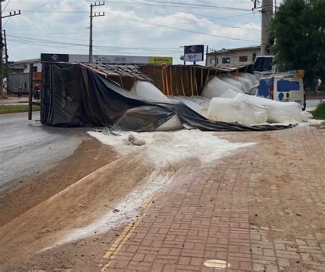 VÍDEO Carreta tomba e carga atinge veículo em Chapecó ClicRDC