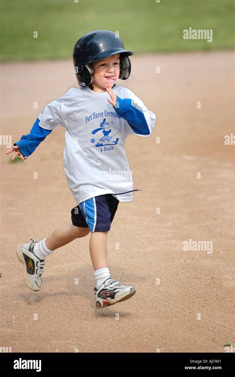 Baseball children hi-res stock photography and images - Alamy