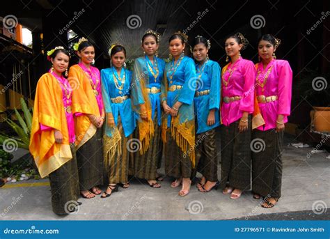 Muchachas Jovenes Del Malay Foto Editorial Imagen De Tradicional Hermoso 27796571