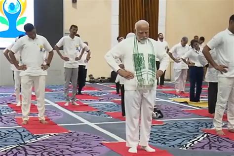 World Seeing New Yoga Economy Going Forward Pm Modi In Srinagar On