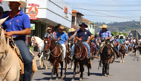 Cavalhada marca início dos festejos da Festa do Peão de Boiadeiro de