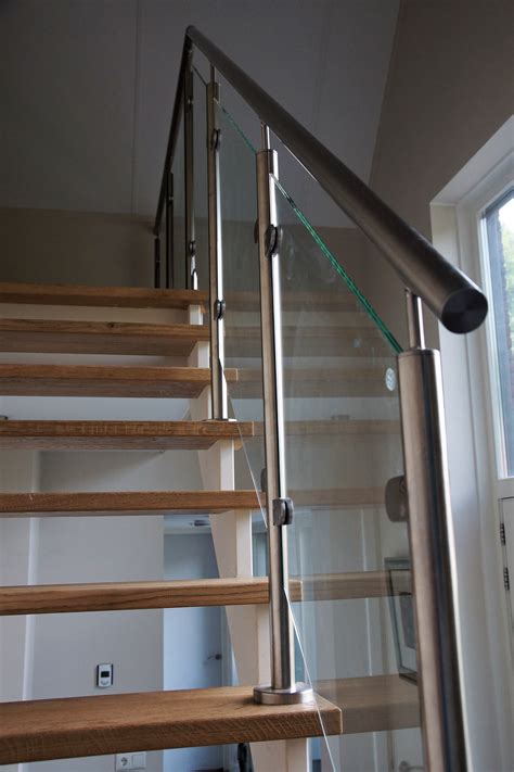 Rvs Trapleuning En Rvs Balustrade Met Glas Rond Maco Metaal