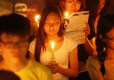 香港維園燭光晚會 18萬人悼六四 風傳媒