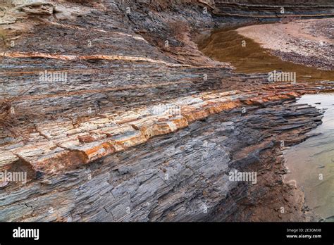 Sedimentary rock layers horizontal hi-res stock photography and images ...