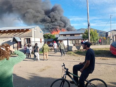 Incendio de grandes dimensiones afectó a tres viviendas en el barrio El