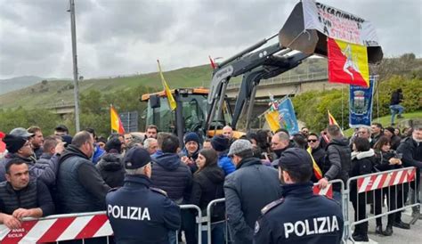 Trattori Ancora Proteste Persone Bloccano Lo Svincolo Sull A