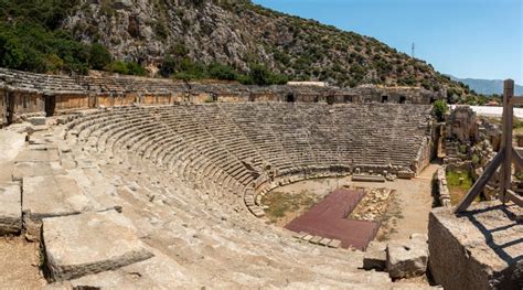 Las Ruinas Del Anfiteatro Y Antiguas Tumbas Rocosas De La Antigua