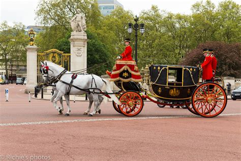 Royal Mews carriage | Royal mews carriages leaving Buckingha… | Richie ...