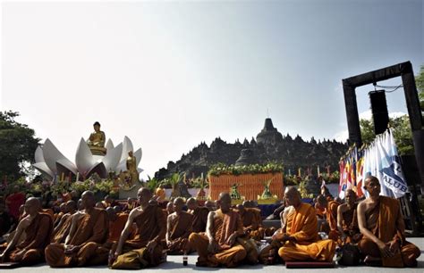 Buddhazine Waisak Di Candi Borobudur Dihadiri Bhikkhu Thudong