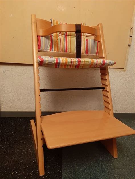 Stokke Hochstuhl Tripp Trapp mit Holzbügel und 2 Sitzkissen Kaufen