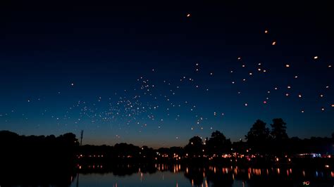 Lanterns and night 4K wallpaper download