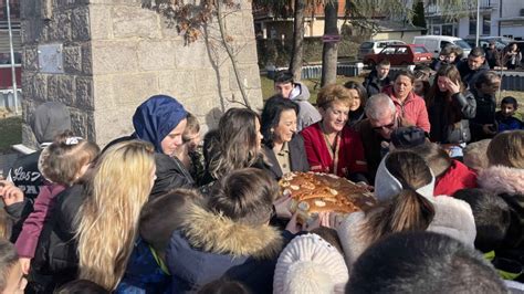 Lomljenje Bo I Ne Esnice U Gra Anici Zlatnici Donose Radost Tradicije