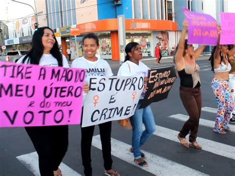 G Dezenas De Mulheres Protestam Contra Cultura Do Estupro Em