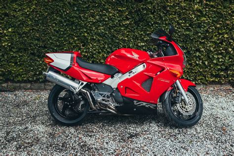 La Honda VFR800 Fi de 1998 en retrospectiva 25 años muy bien llevados