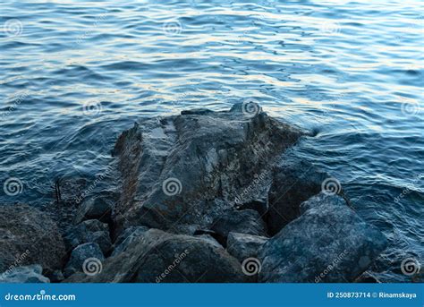 Fondo Natural Con Grandes Piedras En El Mar Foto De Archivo Imagen De