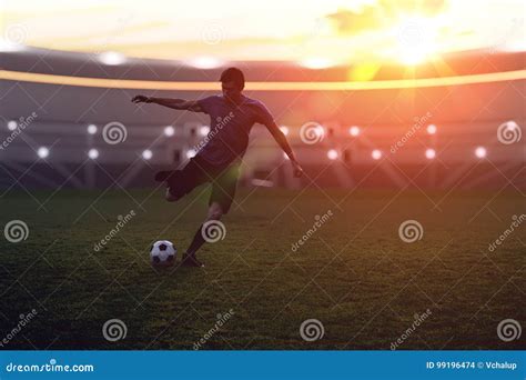 El Jugador De F Tbol Est Golpeando Una Bola Con El Pie A La Red En