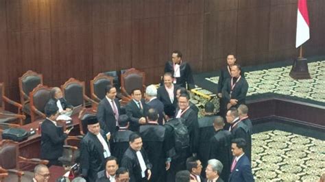 Momen Keakraban Anies Muhaimin Dan Ganjar Mahfud Usai Sidang Putusan MK