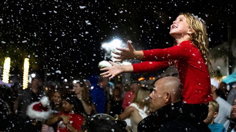 Thousands attend Third Street South tree lighting in Naples