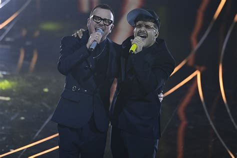 Geolier con i suoi cloni a Sanremo 2024 Gigi D Alessio Gué e Luché