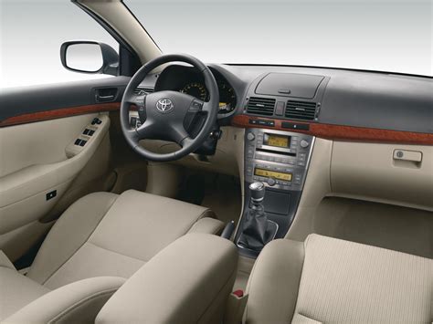 TOYOTA AVENSIS - Review and photos