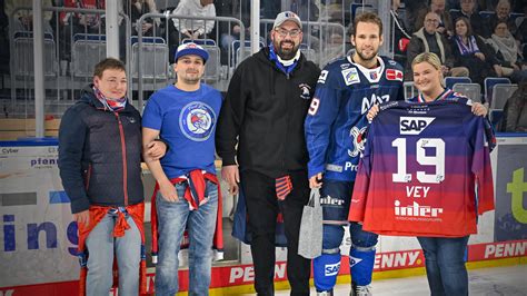 Linden Vey Ist Spieler Des Monats November Adler Mannheim