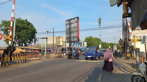 Perlintasan Kereta Api Pasar Larangan Sidoarjo Youtube