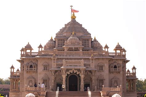 Flag Hoisting at Swaminarayan Akshardham on HH Pramukh Swami Maharaj’s ...