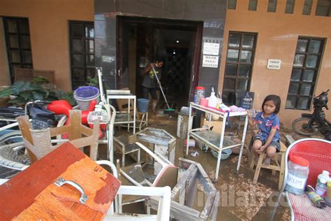 Bersihkan Lumpur Sisa Banjir Di Pondok Gede Permai