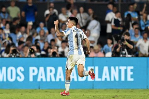 Espectacular golazo de Argentina: Thiago Almada rompió el clásico ante