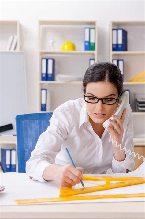 El Arquitecto De Sexo Femenino Que Trabaja En La Oficina Foto De