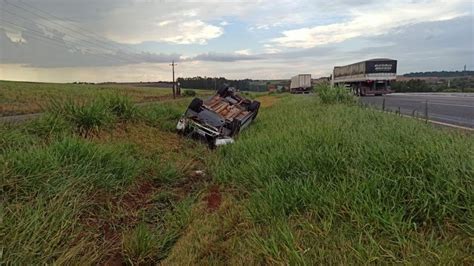 Ao Aquaplanar Carro Capota Na Rodovia BR 467 Em Frente Ao Big Peixe Em