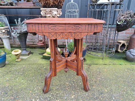 Bekijk Oud Bijzettafeltje Sidetable Met Fraai Houtsnijwerk Op Reliving