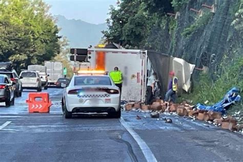 Vuelca Tr Iler Con Cervezas En Veracruz Y Pobladores Lo Saquean