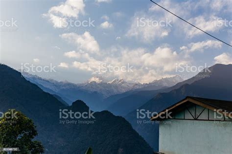 Gunung Kangchenjunga Dengan Awan Di Atas Di Antara Perbukitan Hijau