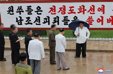 北김정은 미사일 생산능력 비약적 제고장갑차도 직접 몰아