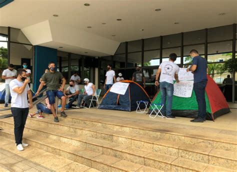 Aprovados no concurso da PM AC acampam na Aleac para cobrar convocação