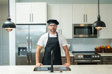 Cocina Y Concepto Culinario Cocinero Con Uniforme En La Cocina