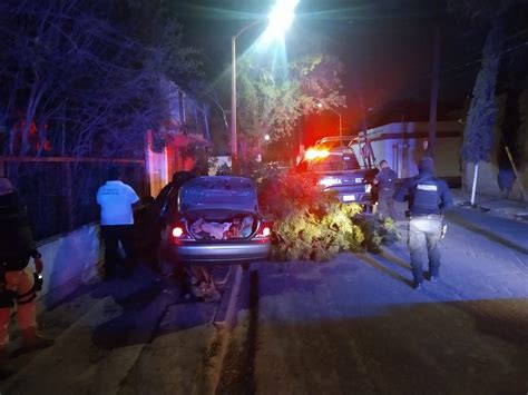 Conductor abandona su vehículo tras chocar contra árbol y vivienda en Lerdo