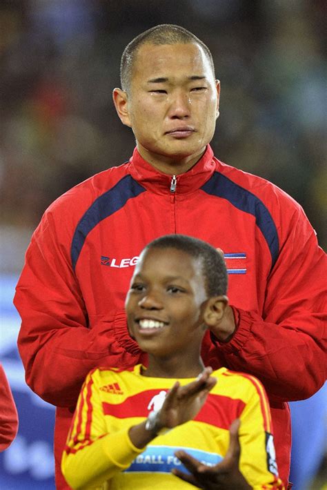 2010年6月16日、w杯南アフリカ大会1次リーグのブラジル戦の試合前、国歌斉唱で涙を流す北朝鮮代表・fw鄭大世 ― スポニチ