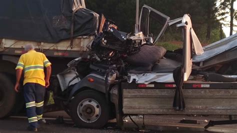 Morre motorista resgatado das ferragens após colisão traseira entre