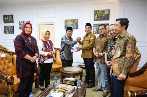 Pj Gubernur Al Muktabar Serahkan Dokumen Kua Ppas Provinsi Banten Tahun