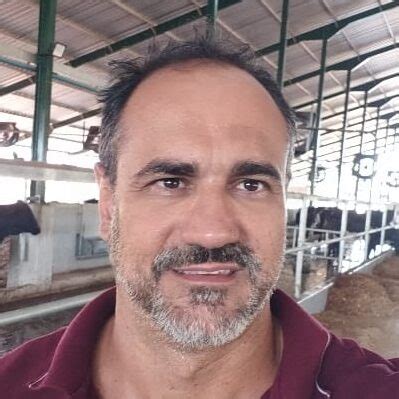 Manejo e Nutrição de Vacas Leiteiras Dr Mike Hutjens Santafé