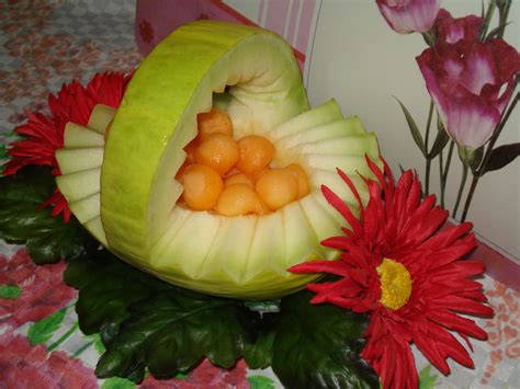 Canasta Hecha Con Melón Frutas Decoradas Estanterias De Madera Frutas Y Vegetales