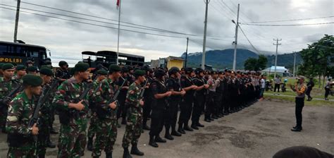 Ratusan Personel Gabungan TNI Polri Amankan Atraksi Pukul Sapu Di